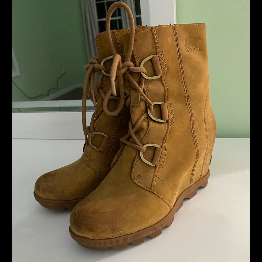 COPY - Sorel Boots! WOMENS 6! Light brown/tan color!!